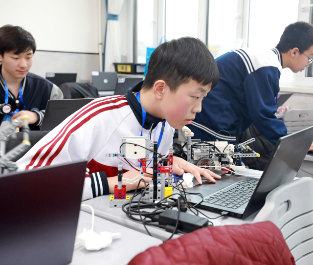 简略互动年级高一些的学生乃至能够尝试自己编程完成其间的部分模块 简略互动年级高一些的学生乃至能够尝试自己编程完成其间的部分模块