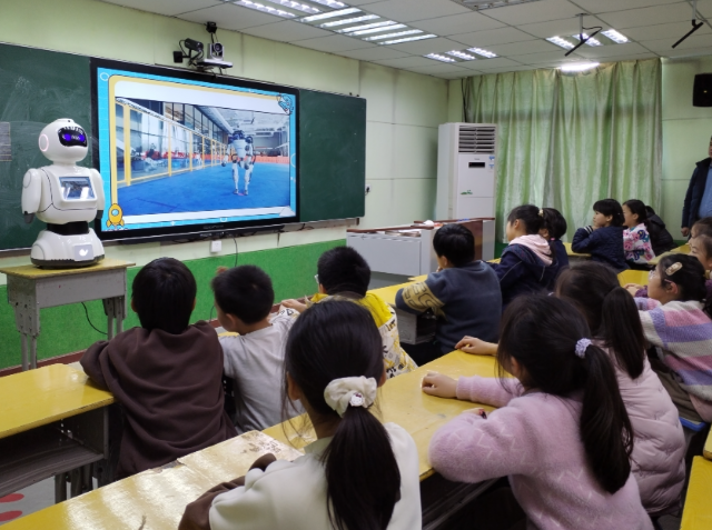 简略互动年级高一些的学生乃至能够尝试自己编程完成其间的部分模块 简略互动年级高一些的学生乃至能够尝试自己编程完成其间的部分模块